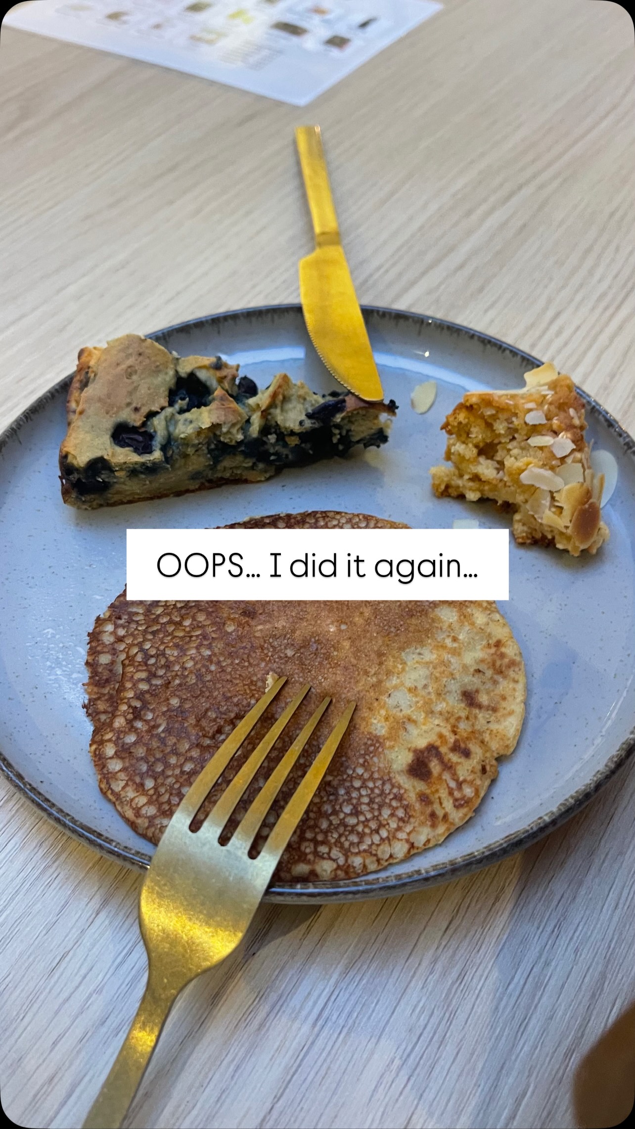 Ja lap… een cruciaal ingrediënt vergeten in het beslag 🙈. Geen eieren in gedaan.

Geen goesting om te herbeginnen dus we zullen het zo maar aanbieden dan. 

Gelukkig kwam het allemaal goed. ‘T was lekker! 
Zo kan het dus ook :-)

#healthyfood #gezondetén #voeding #desserts #coaching
